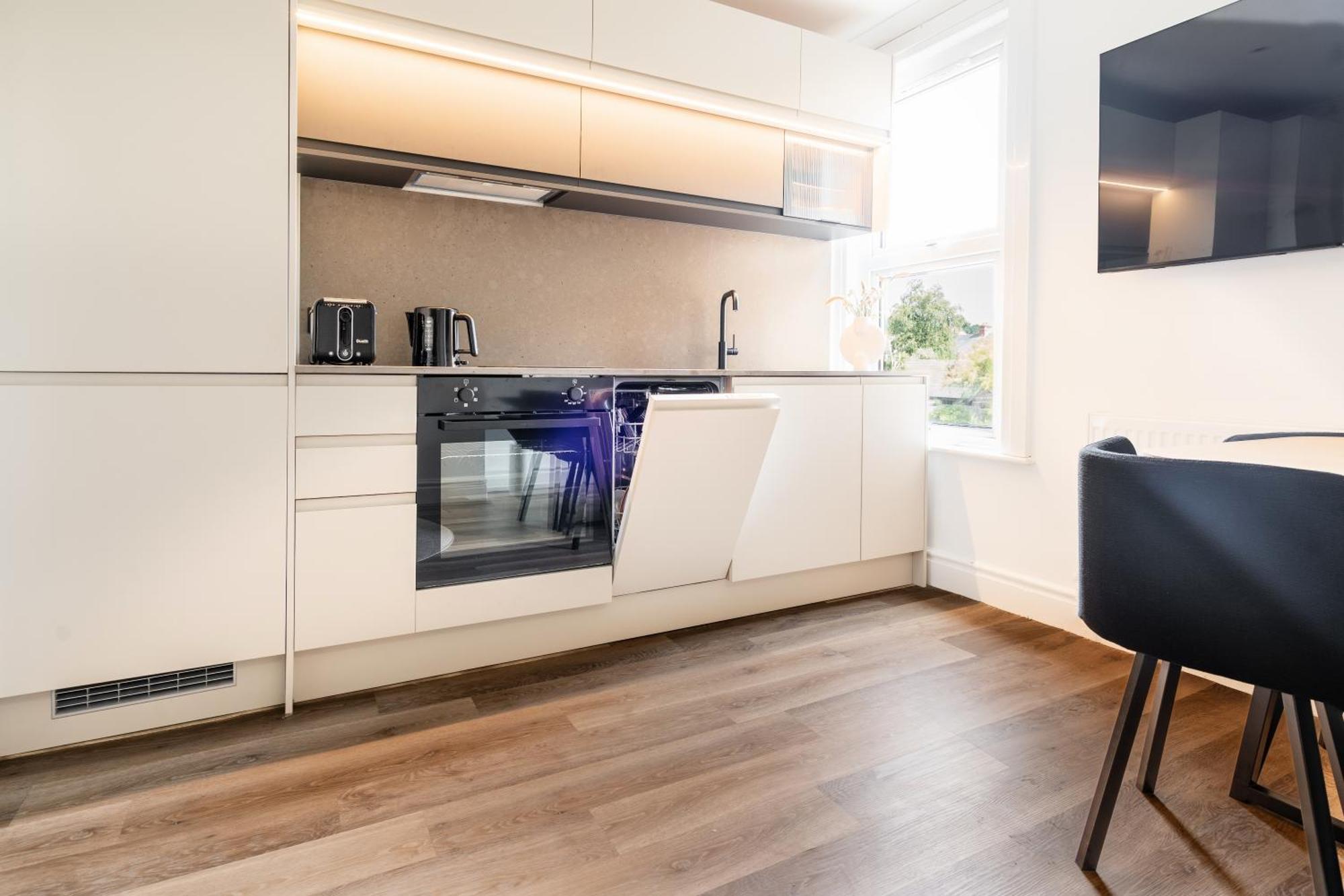 Newly Designed, 2Br Apt, 5Min From Northwood London Tube Station, Nato Hq, Ideal For Wembley, Warner Studio, Contractors 外观 照片
