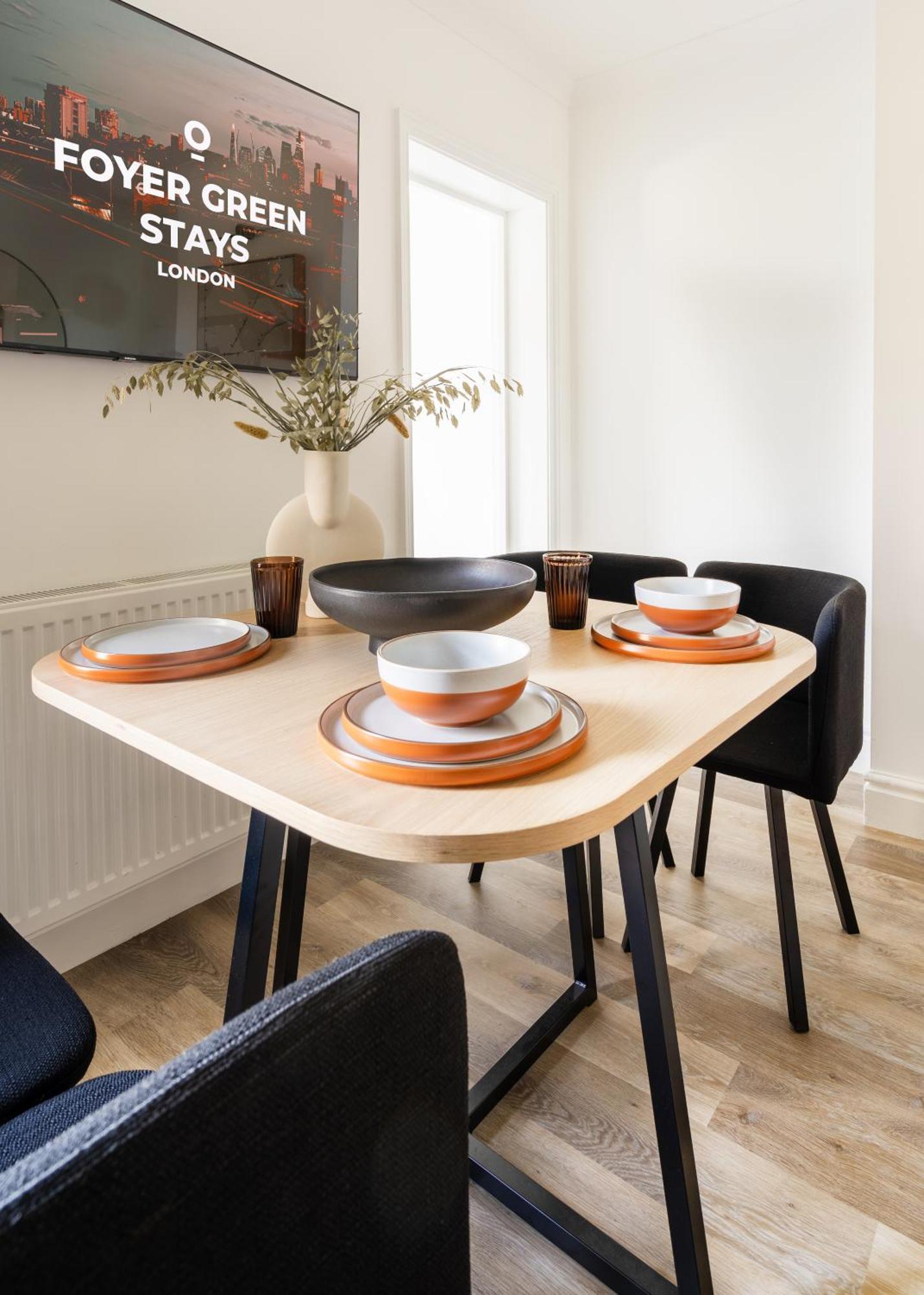Newly Designed, 2Br Apt, 5Min From Northwood London Tube Station, Nato Hq, Ideal For Wembley, Warner Studio, Contractors 外观 照片