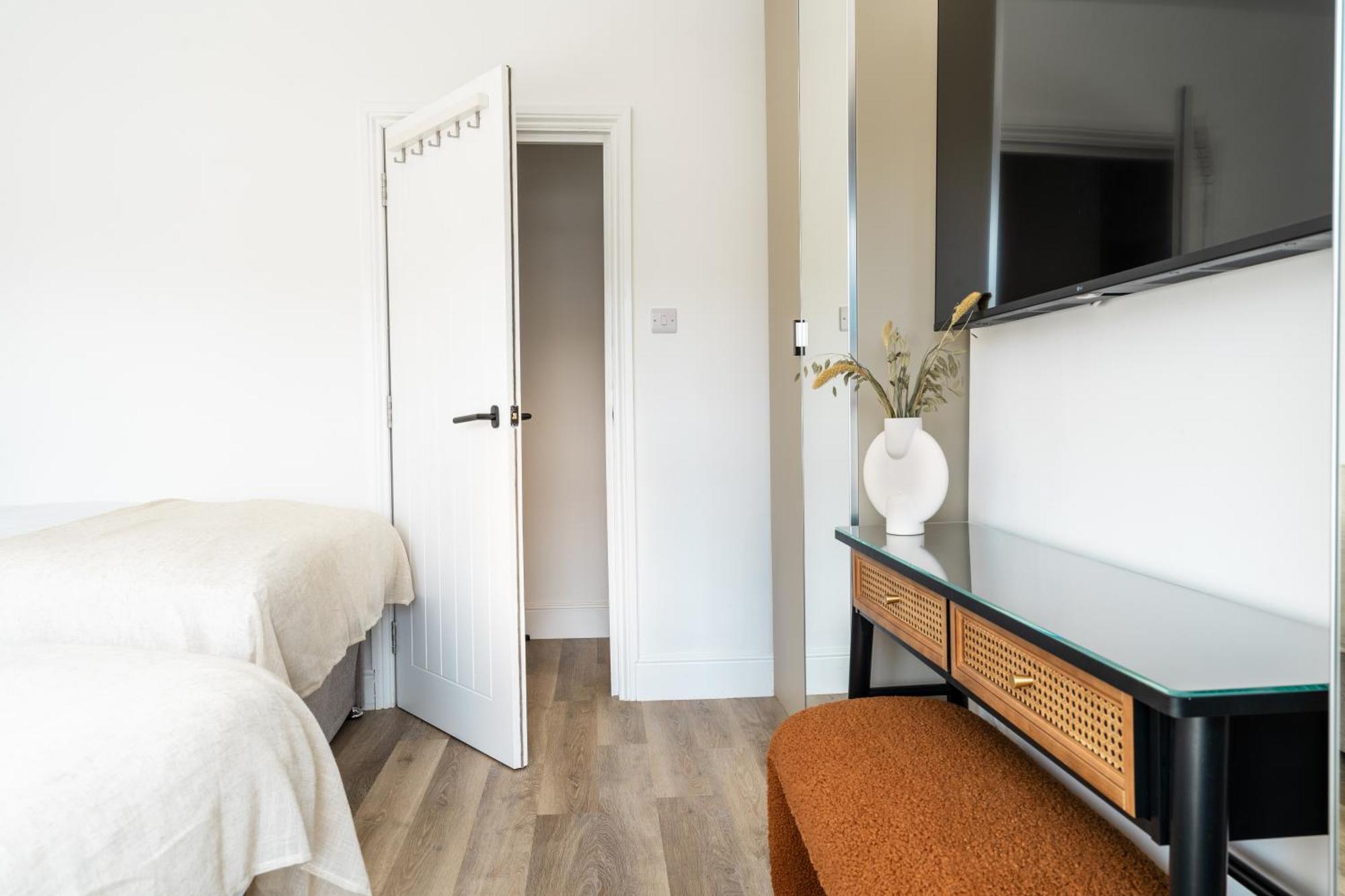 Newly Designed, 2Br Apt, 5Min From Northwood London Tube Station, Nato Hq, Ideal For Wembley, Warner Studio, Contractors 外观 照片