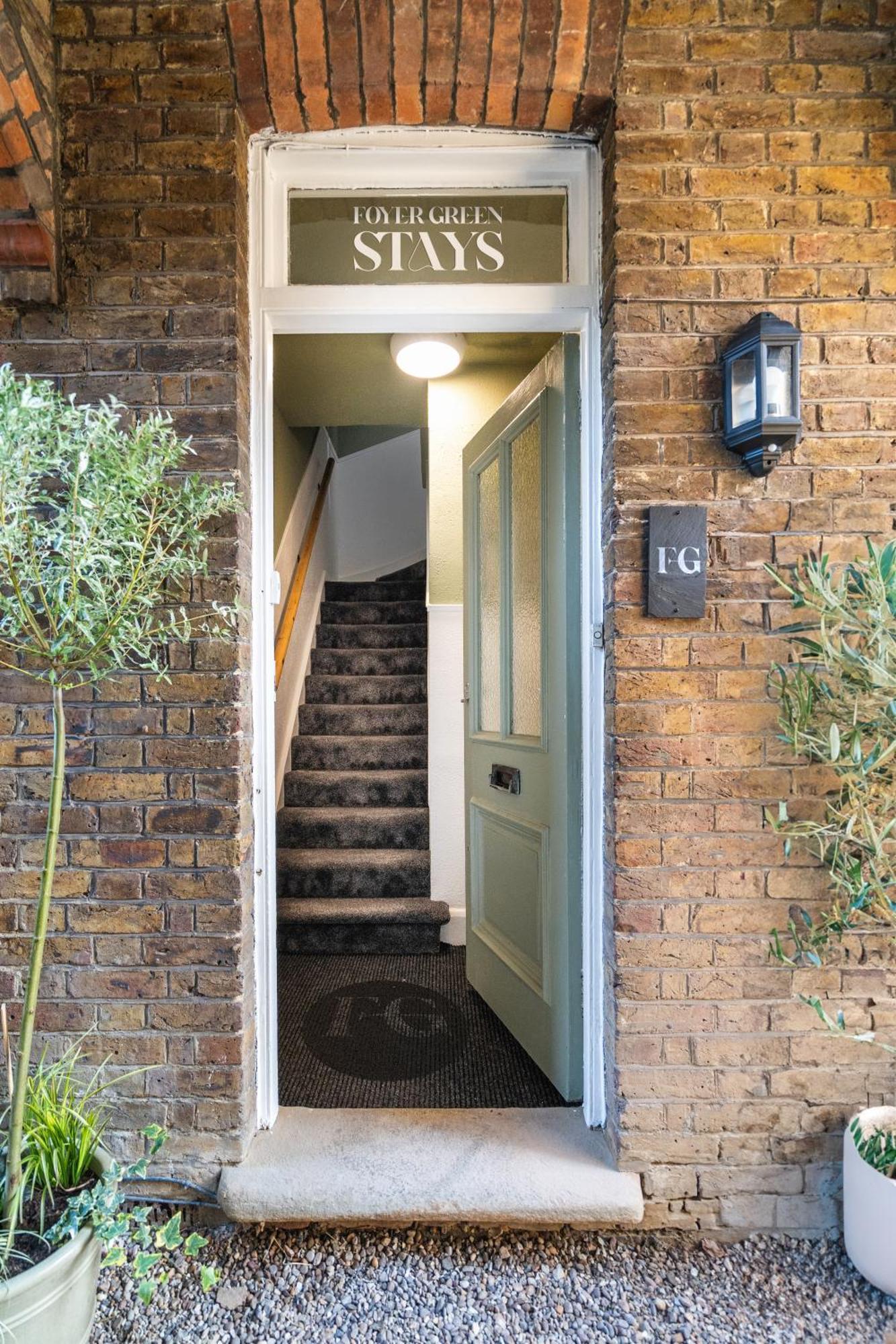 Newly Designed, 2Br Apt, 5Min From Northwood London Tube Station, Nato Hq, Ideal For Wembley, Warner Studio, Contractors 外观 照片